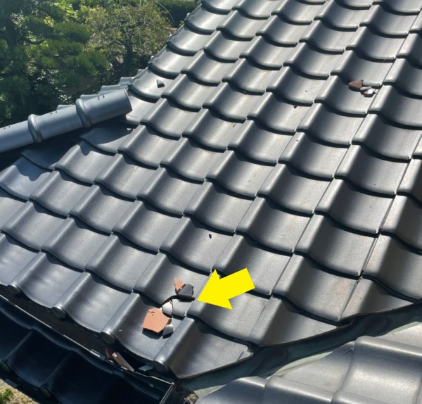 剥がれた瓦が軒先に飛んで瓦が割れた　強風被害